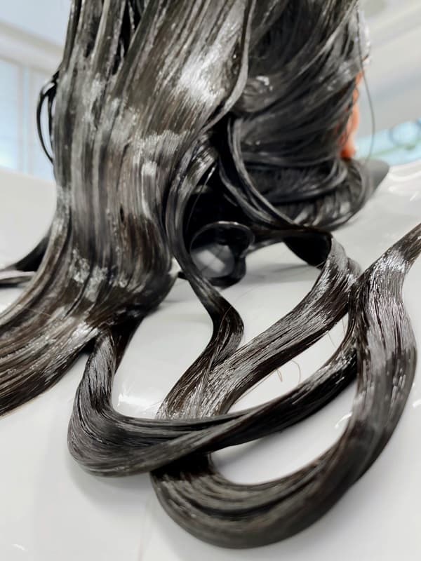 Grzybica skóry głowy, objawy i leczenie